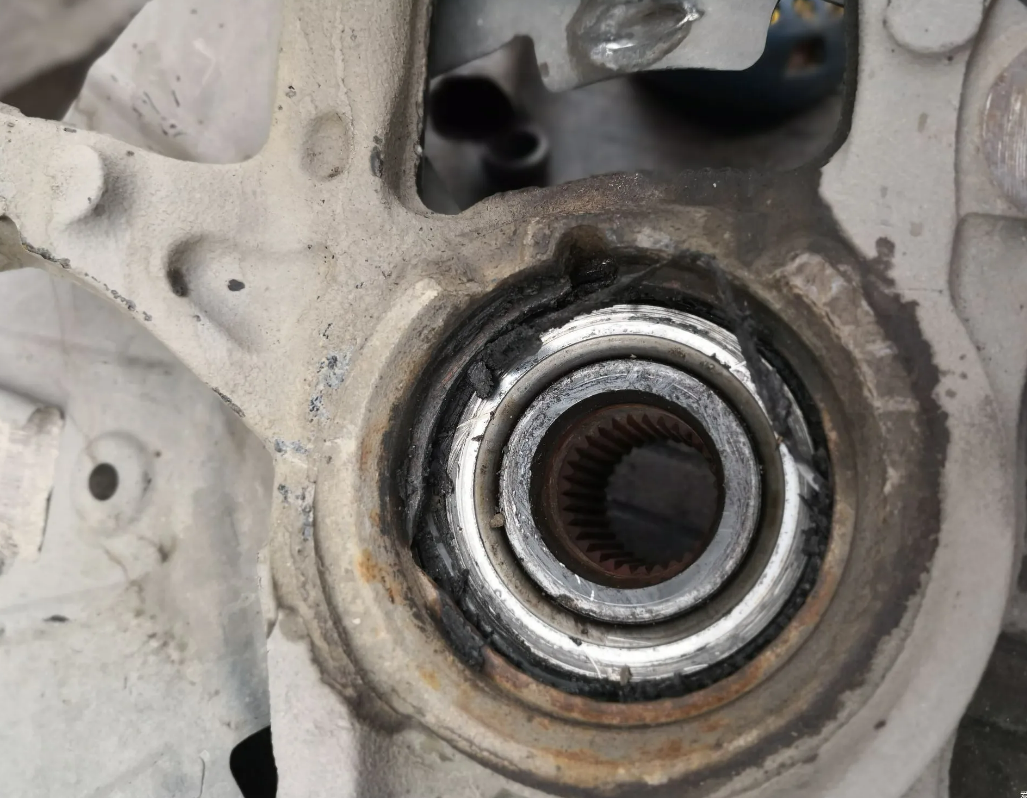 What are the symptoms of a broken car bearing?